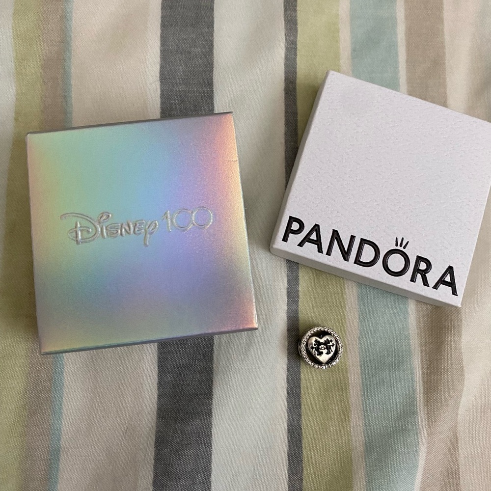 Pandora Disney charm Mickey and Minnie kissing silver charm
